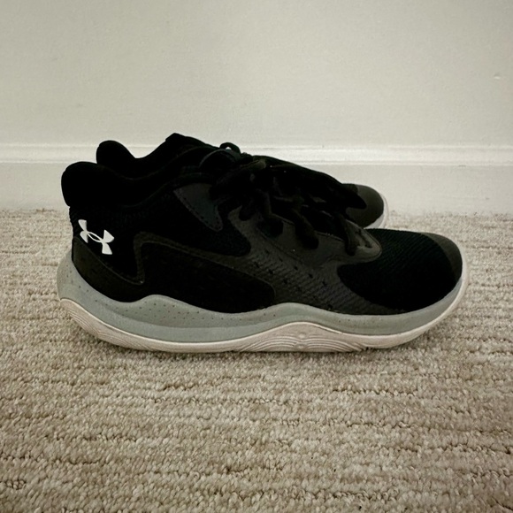 Kids under armour basketball shoes - Picture 1 of 3